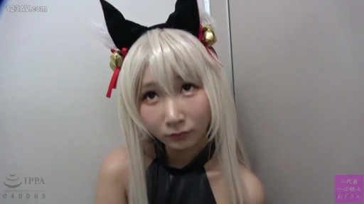 室内 · 身をかがめる · 顔のクローズアップ · 注視 · Cosplay · 翻白眼 · 猫耳 · 黑色COS服