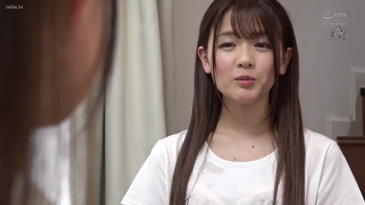 室内 · 坐姿 · 交谈 · 白色短袖 · 自然 · 半身 · 长发