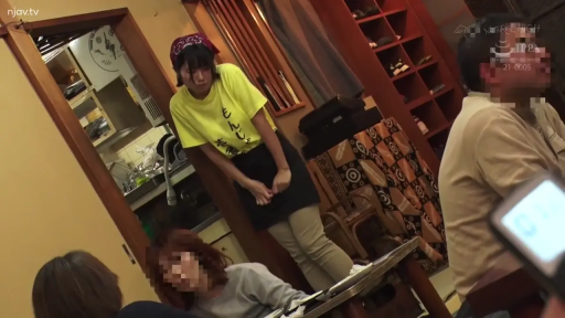 严肃 · 中景 · 站姿 · 偷拍视角 · 居酒屋 · 餐具 · 员工制服 · 招待