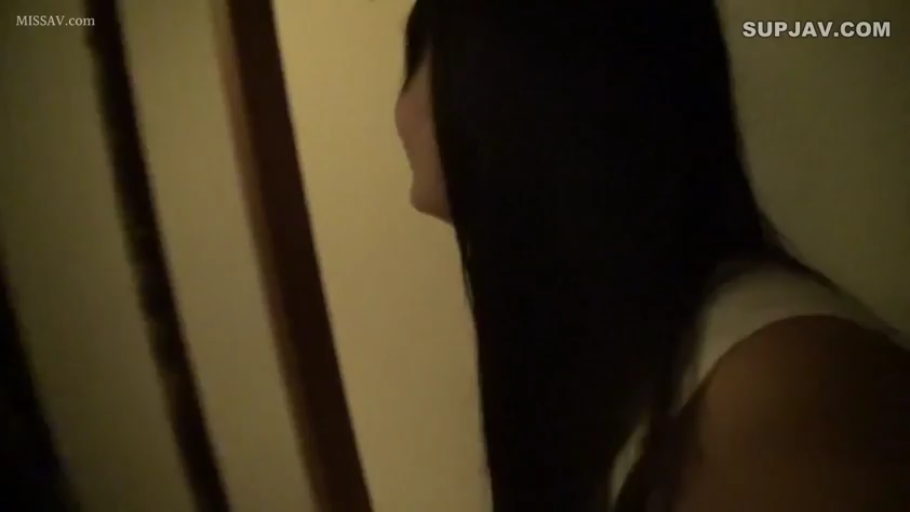 室内 · 站立 · 自然 · 白色背心 · 长发 · 侧脸 · 偷看