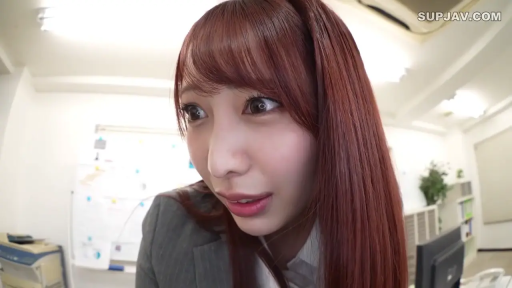 俯身 · 办公室 · 面部特写 · 困惑 · 灰色职业西装 · 探查 · 打印机 · 广角镜头