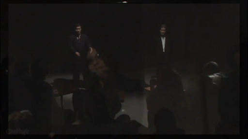 站立 · 遠景 · 低清 · スーツ · ぼかし · 演说 · 剧场