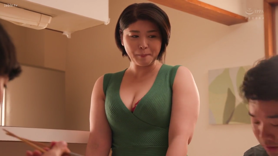 室内 · 注视 · 站立俯身 · 筷子 · 意味深长 · 乳沟特写 · 亚洲熟女 · 绿色低胸紧身裙