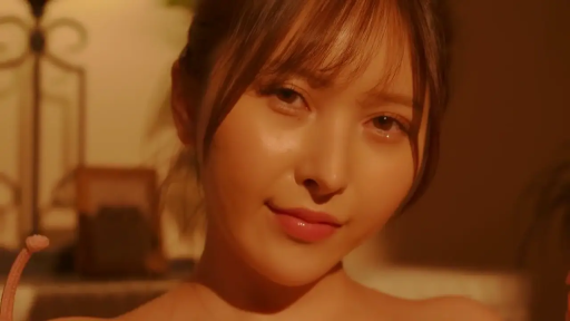 Indoor · Close-up of the face · 妩媚 · 注视镜头 · 正面 · 未着衣物 · 暖黄灯光