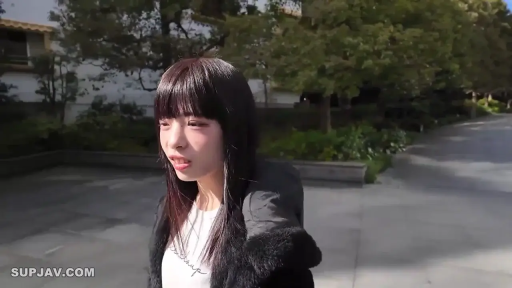 脸部特写 · 站立 · 户外 · 黑色羽绒服