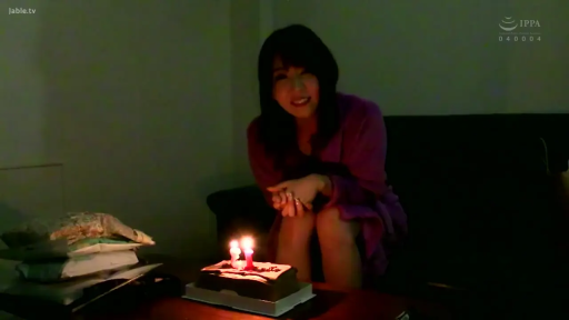 座り姿勢 · 中景 · 薄暗な室内 · 喜悦微笑 · 生日蛋糕 · 弱光环境 · 紫色浴袍 · 过生日