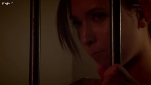 严肃 · 脸部特写 · 裸体 · 凝视 · 昏暗 · 牢房 · 抓握 · 铁栏杆