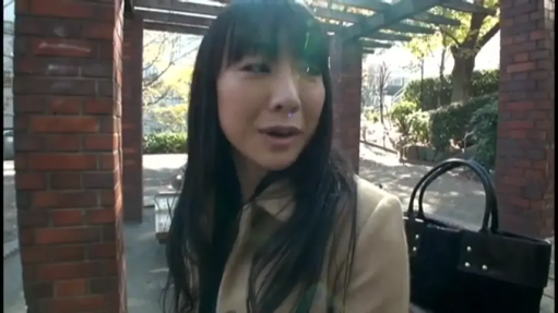 脸部特写 · 站立 · 自然 · 户外 · 棕色大衣 · 张望 · 黑色手提包 · 生活拍摄