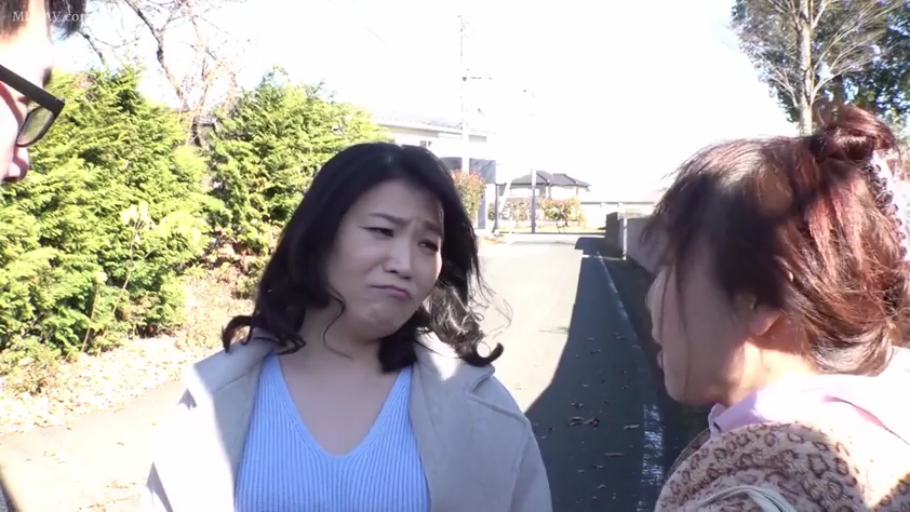 眼鏡 · 站立 · 对话 · 户外 · 白天 · 大衣 · 不满