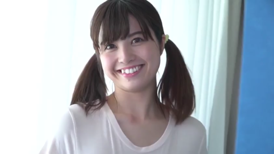 脸部特写 · 甜美 · 站立 · 微笑 · 双马尾 · 窗边 · 白色T恤 · 发绳