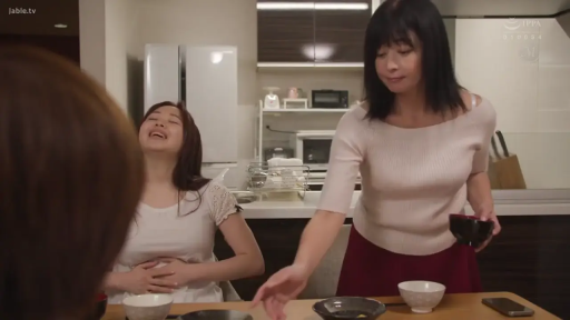 中景 · 站姿 · 居家 · 厨房 · 针织衫 · 满足 · 碗筷 · 收拾碗筷