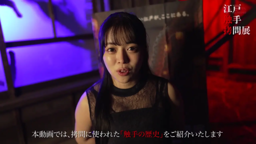 专注 · 站姿 · 面部特写 · 黑色无袖上衣 · 讲解 · 室内展览馆