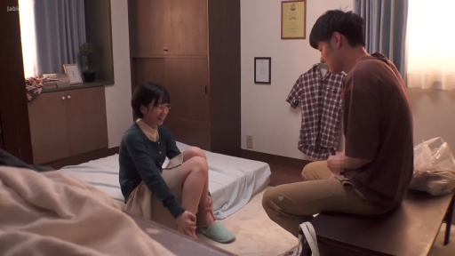 室内 · 交谈 · 全身 · 跪坐 · 眼镜 · 卧室 · 微笑 · 休闲装