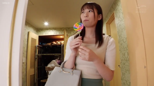 室内 · 站立 · 半身 · 休闲装 · 棒棒糖 · 生活化 · 拿棒棒糖 · 思索