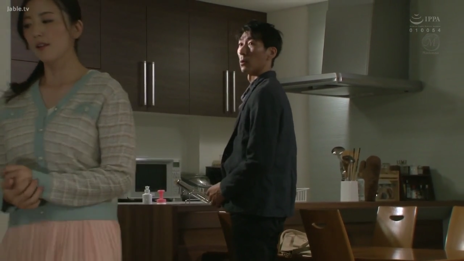 站立 · 中景 · 对视 · 厨房 · 针织衫 · 熟女 · 惊讶 · 厨具