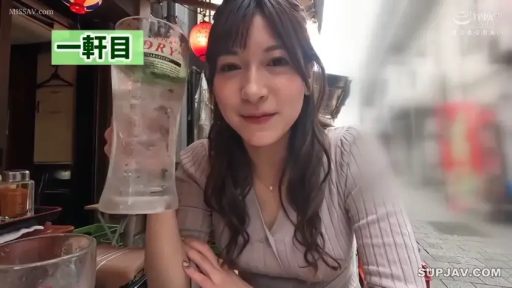 坐姿 · 中景 · 微笑 · 灰色针织衫 · 户外街道 · 生活化 · 举杯 · 啤酒杯