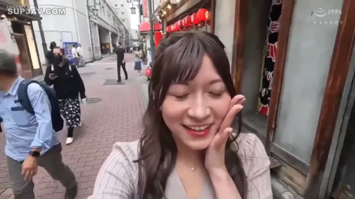 半身特写 · 条纹上衣 · 街头 · 开心表情 · 站立托腮 · 户外视角 · 自拍行为