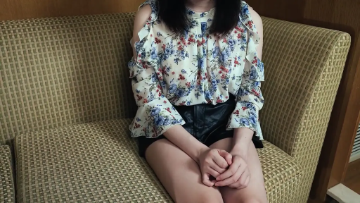 沙发 · 静坐 · 室内沙发 · 黑色皮短裤 · 并腿坐姿