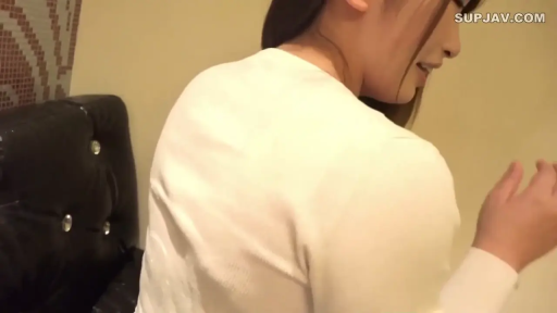 愉悦 · 中景 · 交流 · 房间 · 长发 · 黑色皮沙发 · 侧坐回头 · 白色长袖毛衣