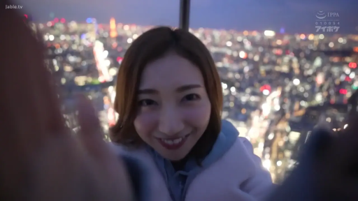 脸部 · 城市夜景 · 连帽衫 · 看向镜头 · 甜美微笑 · 站立前倾 · 室内观景台