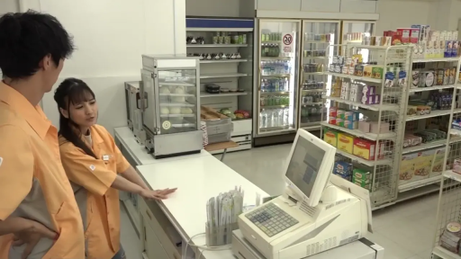 工作 · 认真 · 倾身 · 全景 · 职场场景 · 便利店 · 收银机 · 橙色员工制服