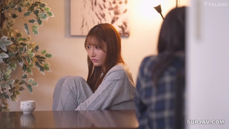 中景 · 客厅 · 对视 · 茶杯 · 抱膝坐 · 灰色长袖居家服 · 委屈害怕