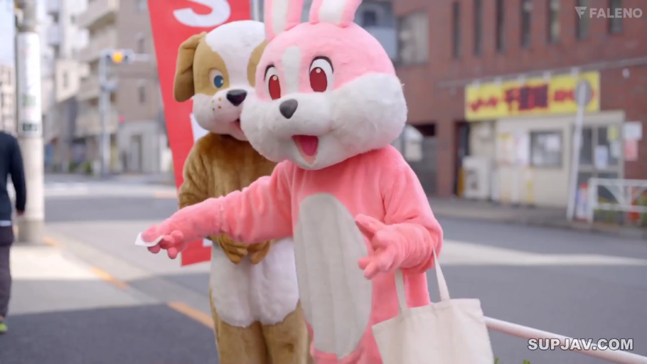 全身 · 站立 · 笑容 · 室外街道 · 手提袋 · 人偶服 · 派发传单