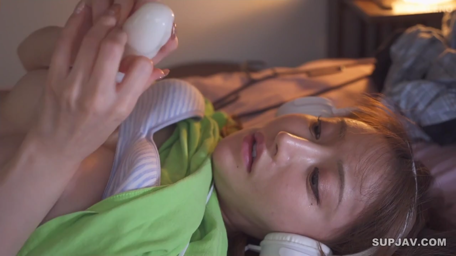 顔部のクローズアップ · 寝室 · 迷離 · 仰臥 · 条纹胸罩 · 把弄性玩具 · 飞机蛋