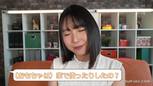 坐姿 · 置物架 · 中文字幕 · 头部特写 · 白色无袖上衣 · 室内客厅 · 微闭双眼 · 交谈采访