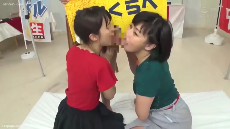 专注 · 中景 · 跪姿 · 摄影棚 · 局部模糊 · 双人口交 · 宣传板 · 日常休闲装