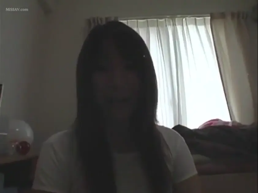 室内 · 脸部特写 · 白色短袖 · 面对镜头 · 自然 · 居家 · 窗帘 · 正面