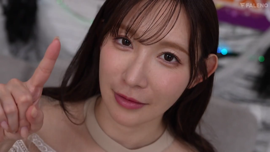 寝室 · 顔部のクローズアップ · 微笑 · 长发 · 指を上げて · 浅色蕾丝露肩装 · 指尖向上