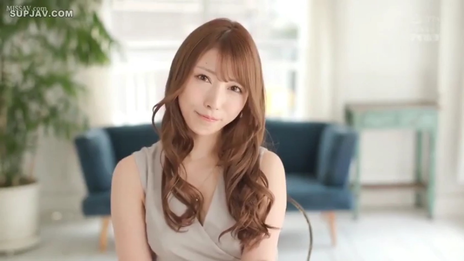 座り姿勢 · ソファ · 微笑 · リビング · 顔のクローズアップ · 注视镜头 · 棕色长卷发 · 无袖深V上衣