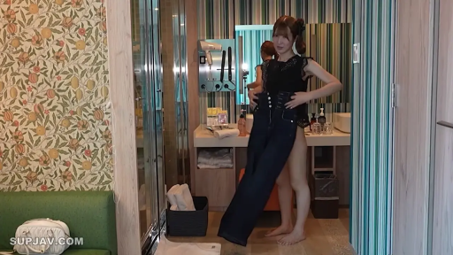 全身 · 站立 · 微笑 · 亚洲女性 · 洗漱用品 · 阔腿牛仔裤 · 试衣 · 酒店洗手间