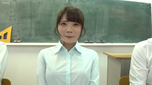 坐姿 · 教室 · 中景 · 微笑 · 注视 · 黑板 · 浅蓝色衬衫 · 日本AV
