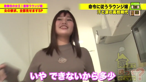 室内 · 交谈 · 站立 · 半身 · 笑容 · 毛衣 · 街访截图