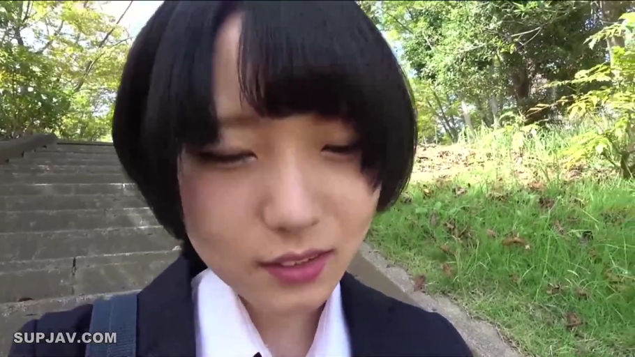 脸部特写 · 站立 · 羞涩 · 制服 · 户外 · 短发 · 俯视 · 背包