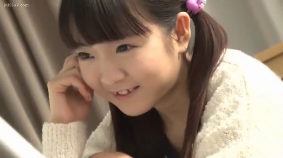 室内 · 脸部特写 · 微笑 · 注视 · 双马尾 · 白色毛衣 · 托腮 · 发饰