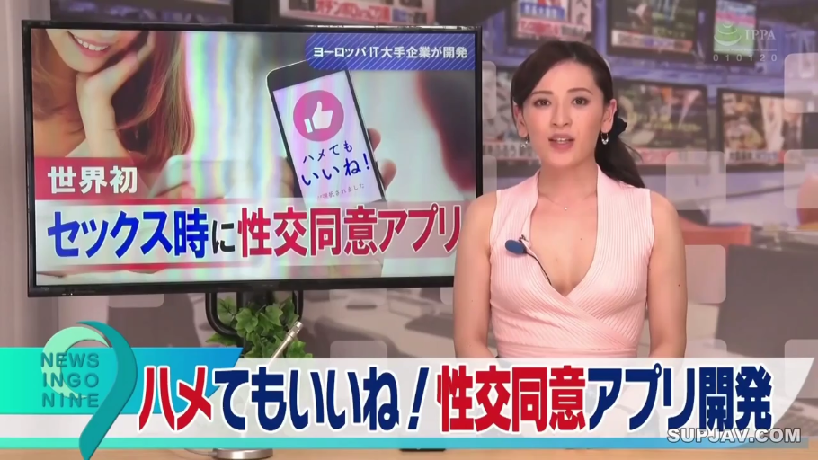 坐姿 · 脸部 · 职业 · 粉色上衣 · 麦克风 · 演播室 · 播报 · 专业