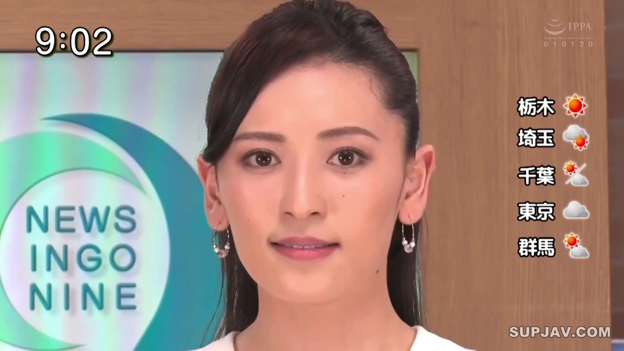 面部特写 · 白色上衣 · 注视镜头 · 新闻演播室 · 职业微笑 · 正面端坐