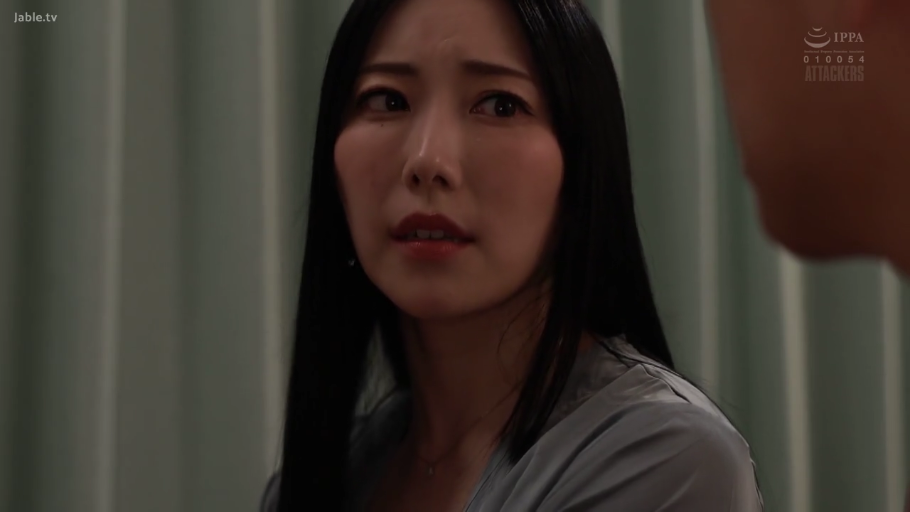 座り姿勢 · 病室 · 顔部のクローズアップ · 凝視 · 窗帘 · 忧虑 · 长直发 · 浅色睡衣