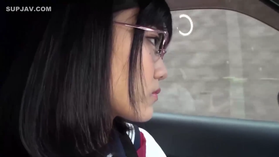 坐姿 · 单人 · 脸部 · 卧室 · 微笑 · 白色上衣 · 注视
