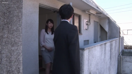 站立 · 平静 · 否 · 对视 · 开衫短裙 · 公寓走廊 · 孕妇