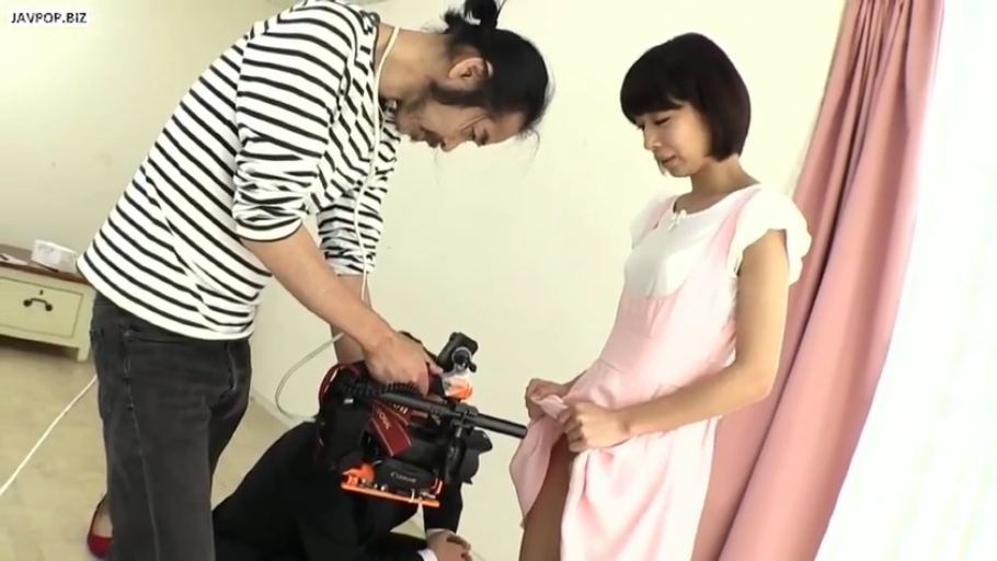 室内 · 粉色连衣裙