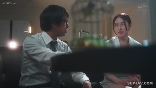 坐姿 · 交谈 · 中景 · 平静 · 沙发 · 客厅 · 剧情 · 衬衫