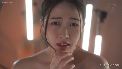 坐姿 · 哀怜 · 面部特写 · 裸体 · 哭泣 · 影棚 · 盘发 · 补光灯