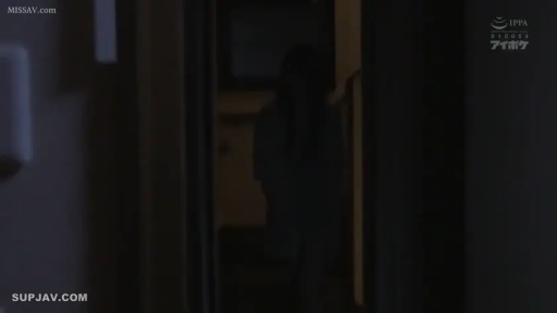 站立 · 全景 · 走廊 · 昏暗 · 模糊 · 睡衣 · 走动