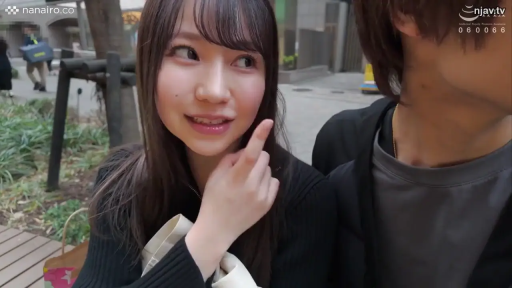 坐姿 · 脸部 · 微笑 · 聊天 · 户外 · 素人 · 包 · 黑色长袖