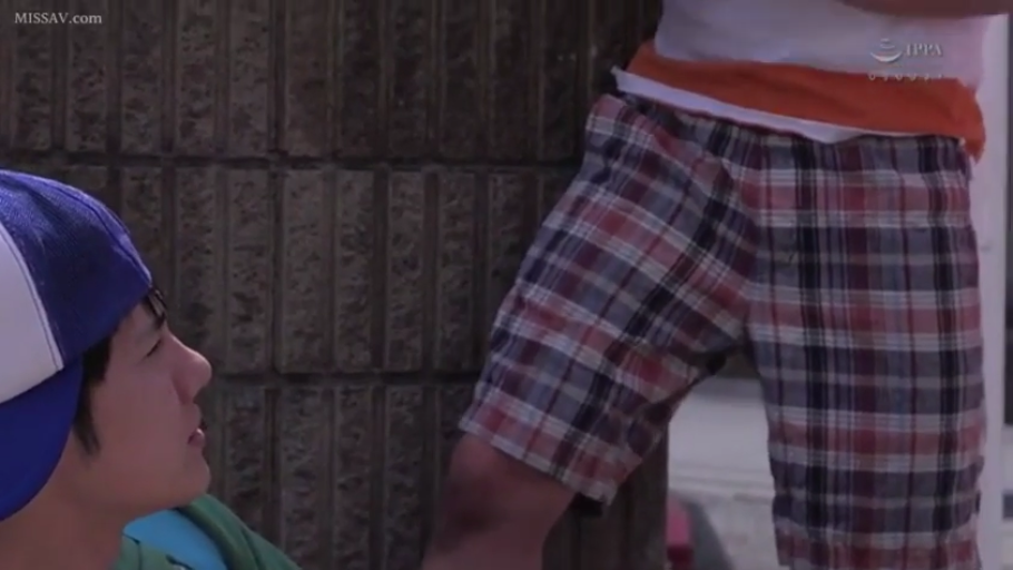 中景 · 平静 · 注视 · 户外 · 仰视 · 休闲服