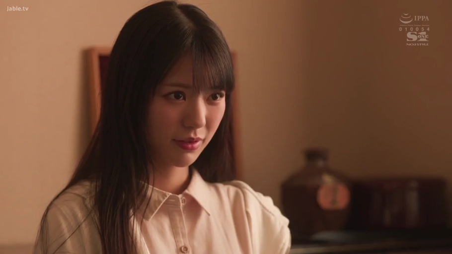 室内 · 坐姿 · 微笑 · 面部特写 · 衬衫 · 注视 · 长发